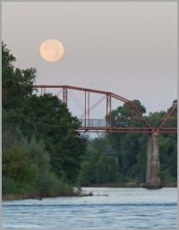 Fair Oaks bridge moonset